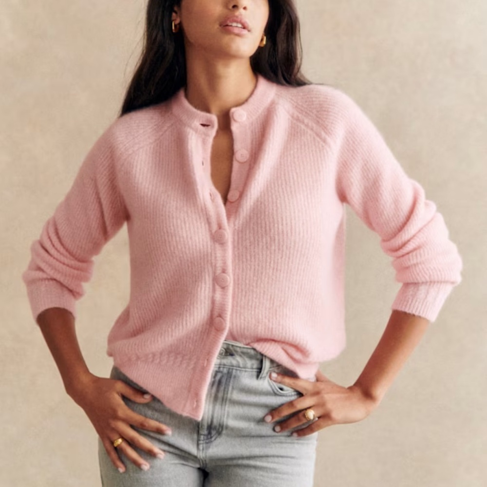 Sezane Othello Cardigan Light Pink
Size : S new with tag and box
